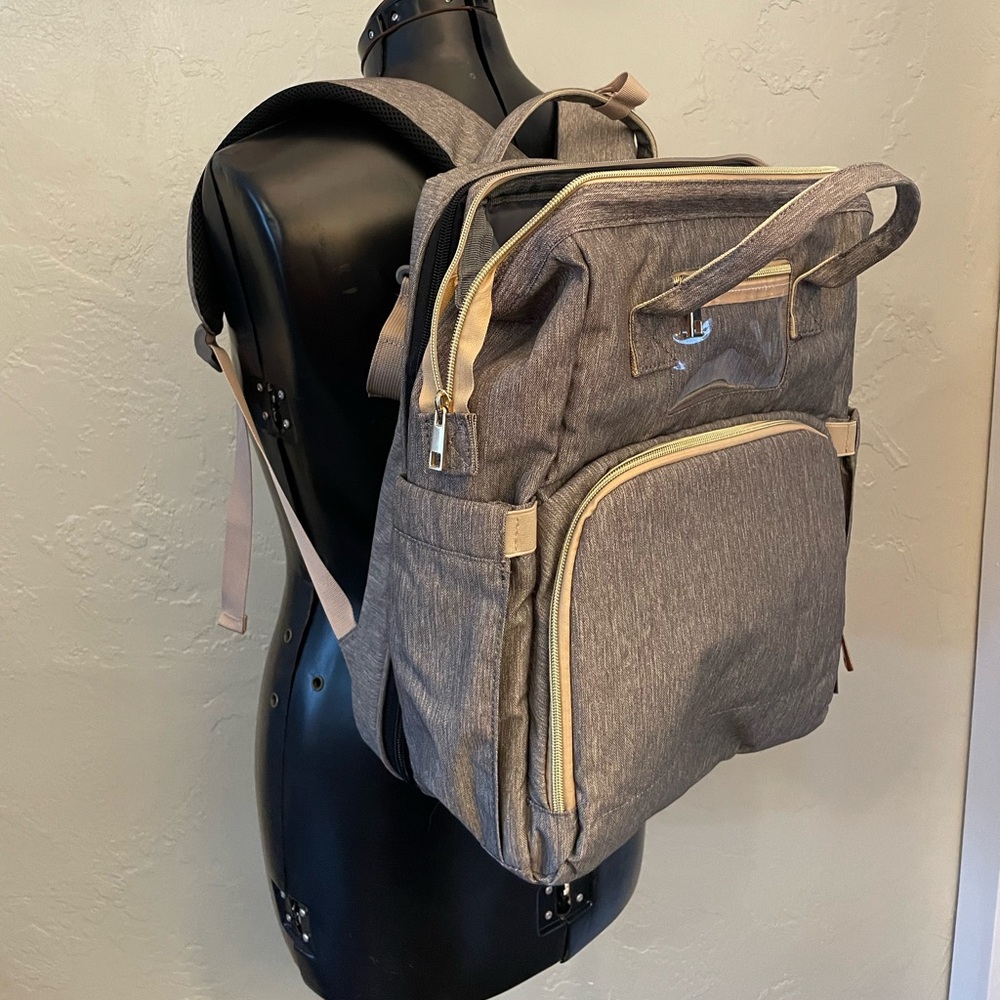 5/15🔥🔥🔥 diaper/travel bag. Lots of pockets. Cnvts to sleeper/pad.
